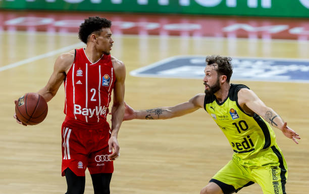 他以令人惊 他以令人惊